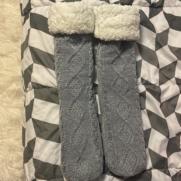 The Comfy Slipper Socks NWOT $35 - Picture 1 of 15